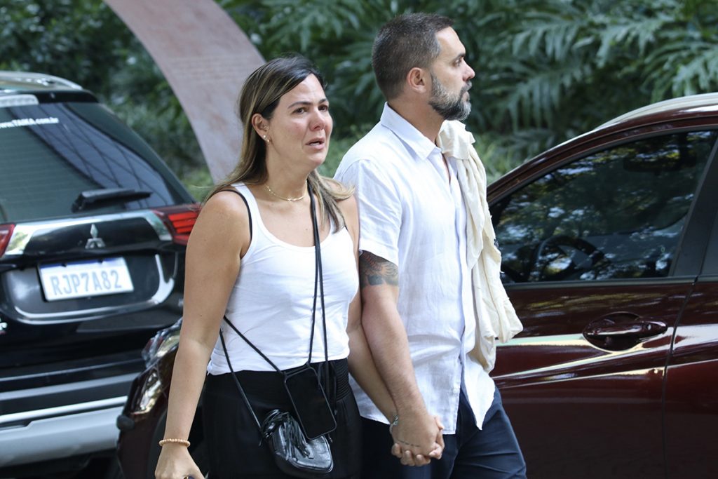 Carol Sampaio e Frederico Xavier chegaram juntos para o velório de Marly Sampaio