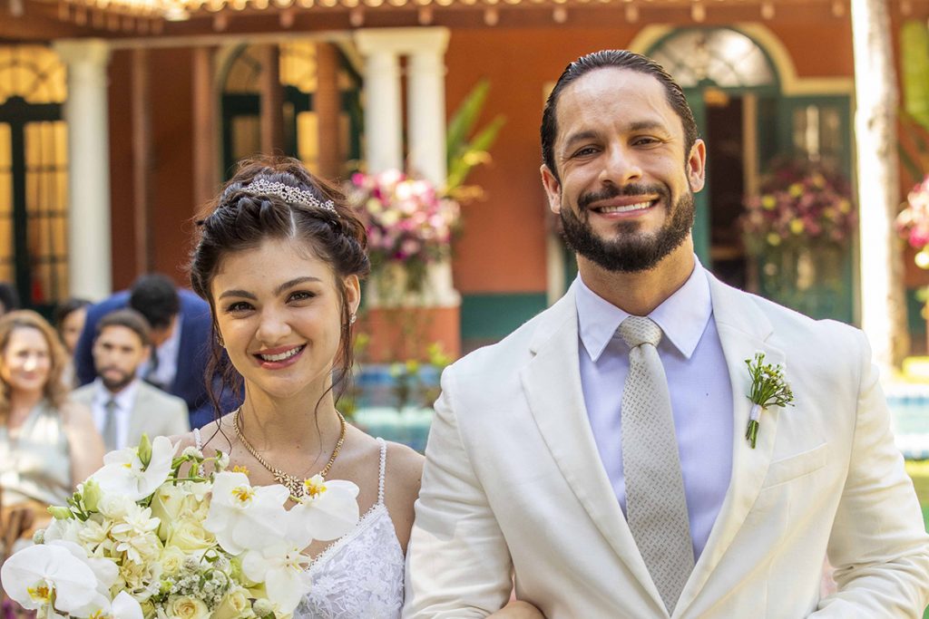 Luigi (Rainer Cadete) finalmente consegue o que queria e se casa com Petra (Débora Ozório)