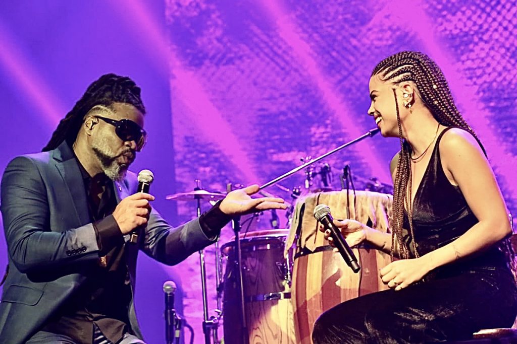 Carlinhos Brown e Clara Buarque arrasaram ao cantar juntos