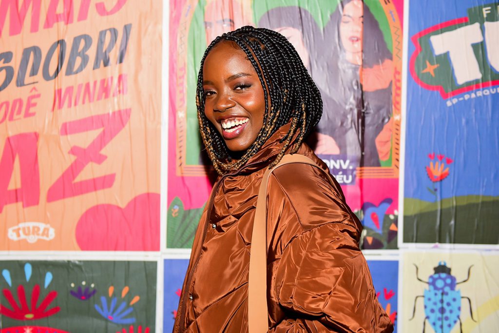 Clara Moneke esbanjou sorrisos para os fotógrafos