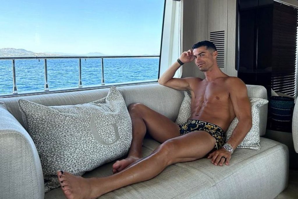 Cristiano Ronaldo posa de sunga e pequeno detalhe chama a atenção