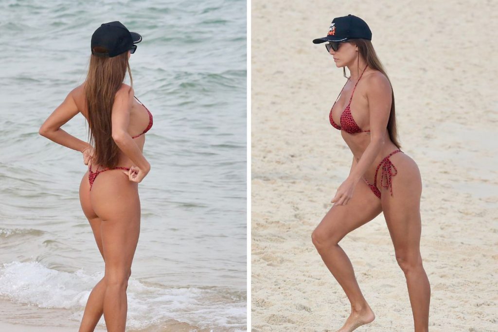 Deborah Secco esbanjou boa forma na praia