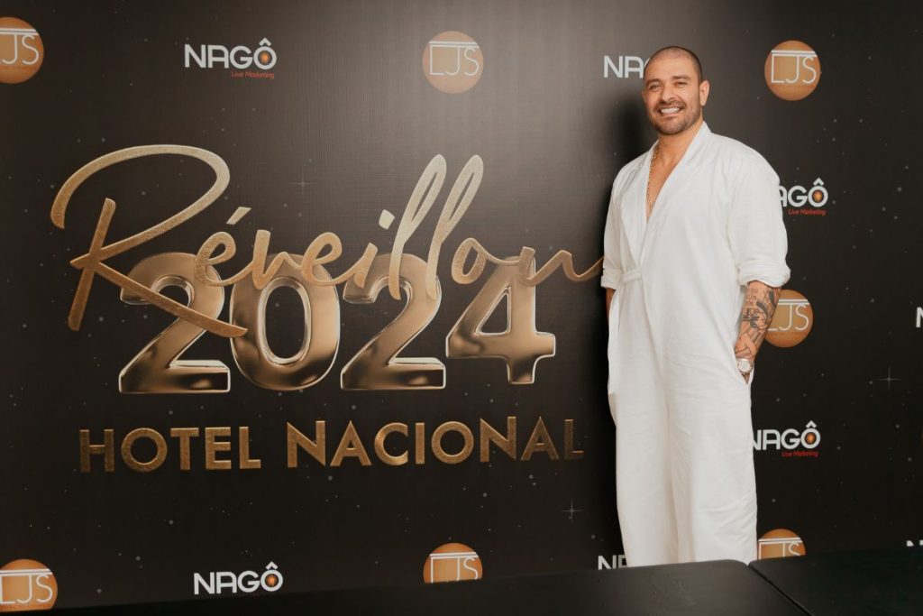 Diogo Nogueira no painel que anuncia o Réveillon 2024 do Hotel Nacional, Rio de Janeiro