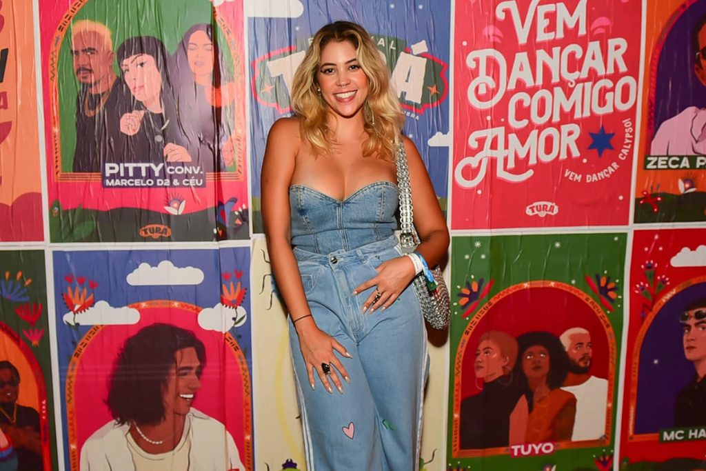 Dora Figueiredo arrasou com um conjunto jeans