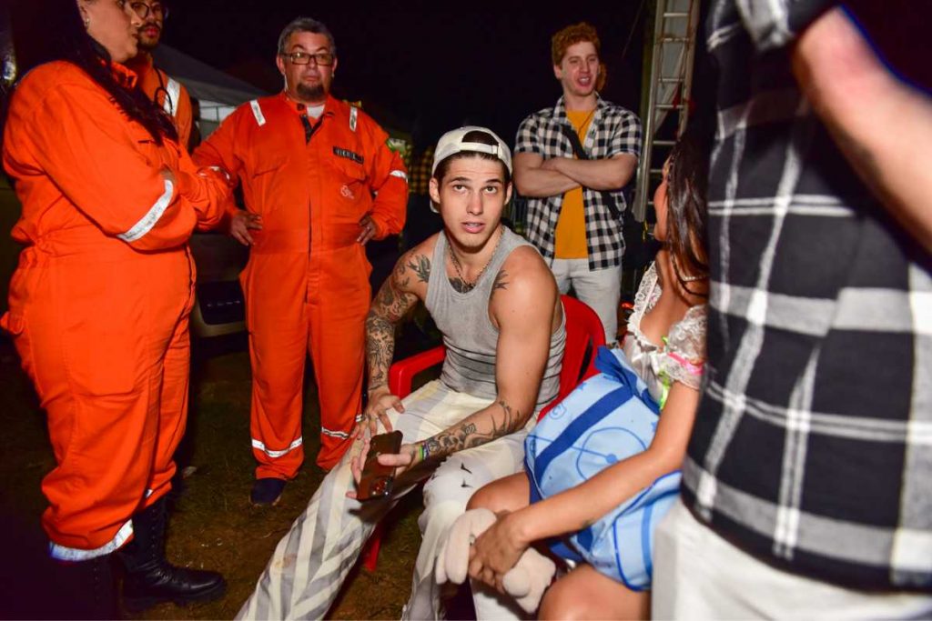 Gabriel Fop com paramédicos no Arraial do Carlinhos Maia