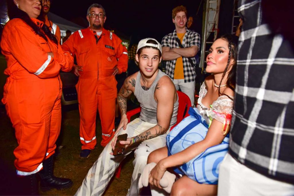 Gabriel Fop com paramédicos no Arraial do Carlinhos Maia