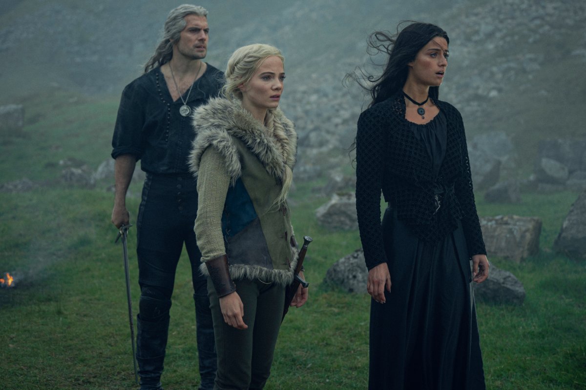 Geralt (Henry Cavill), Ciri (Freya Allan) e Yennefer (Anya Chalotra) em The Wicther, da Netflix