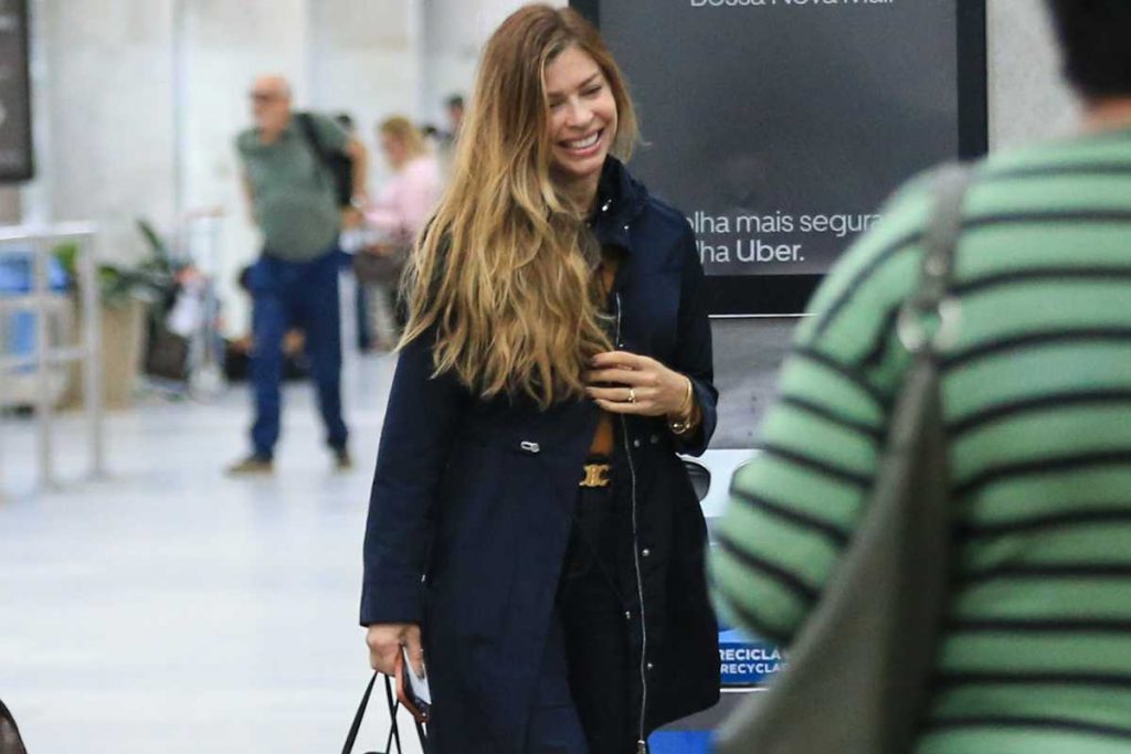 Grazi Massafera desembarcando estilosa em aeroporto