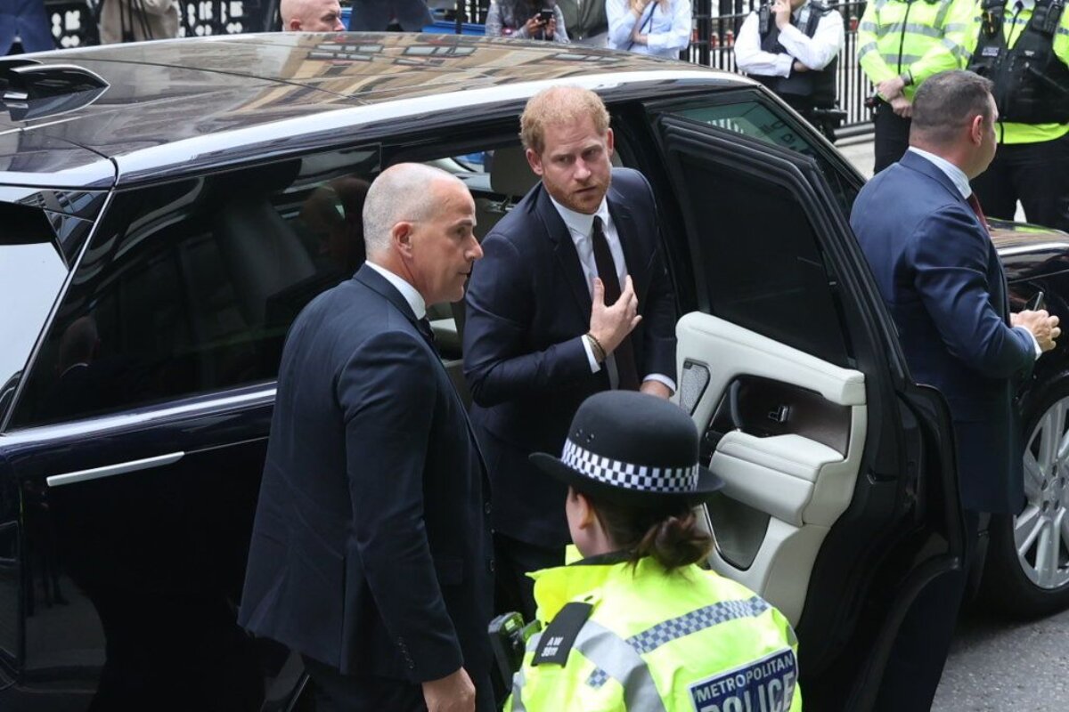 Príncipe Harry sai do carro chegando ao tribunal