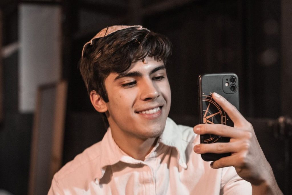 Henrique Camargo se divide entre série 'Reis' e cinema OFuxico