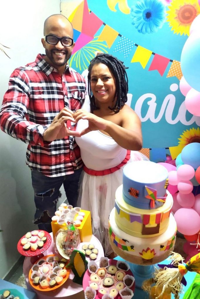 Márcio Xavier e Janaína completam coração com as mãos 