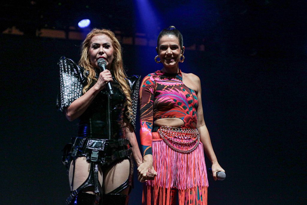 Joelma arrasou em cima do palco ao lado de Mariana Aydar