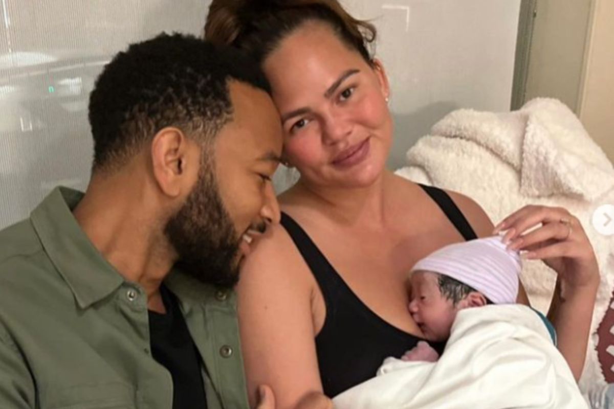 John Legend e Chrissy Teigen ninando o quarto filho do casal