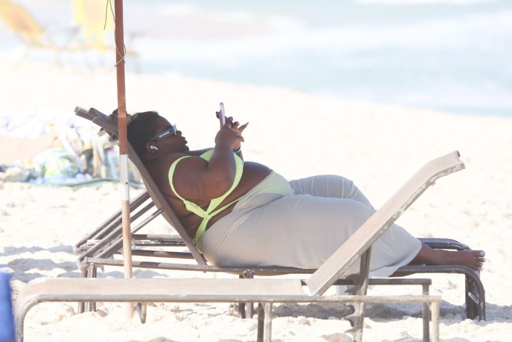 Jojo Todynho na praia da Barra da Tijuca