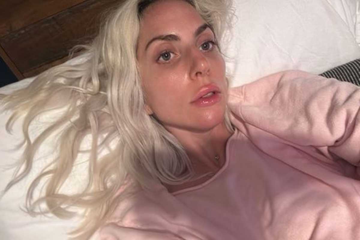 Lady Gaga, foto na cama