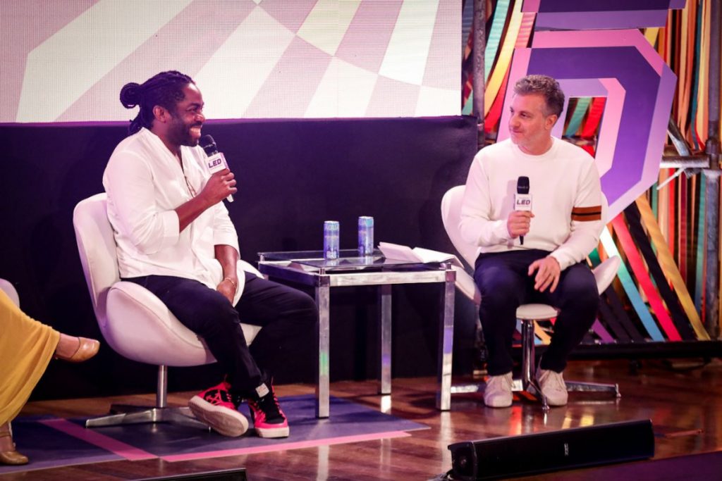 Luciano Huck e Lázaro Ramos no palco do festival LED