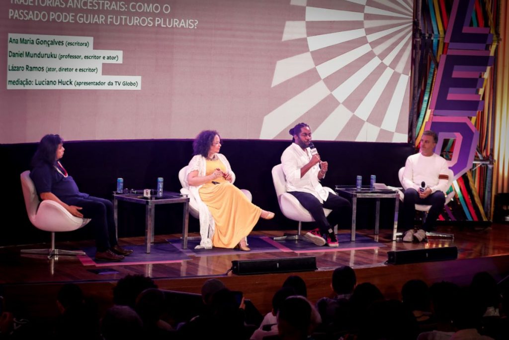 Luciano Huck, Lázaro Ramos, Daniel Munduruku e Ana Maria Gonçalves no palco do festival LED