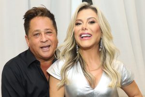 O cantor também fez questão de posar com a esposa Poliana Rocha