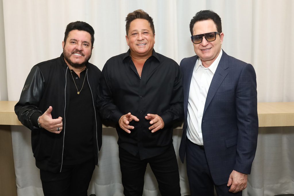 Leonardo posou com Bruno e Marrone