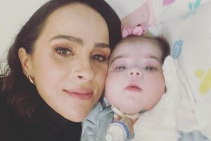 Letícia Cazarré posando com a filha Maria Guilhermina