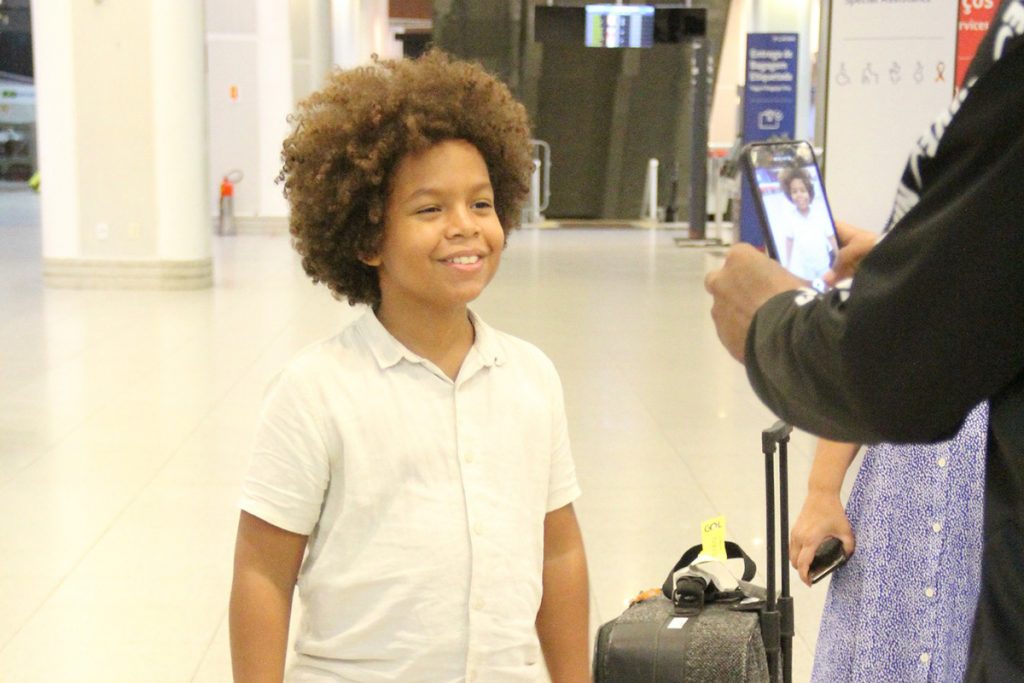 Levi Asaf foi fotografado ao desembarcar em aeroporto