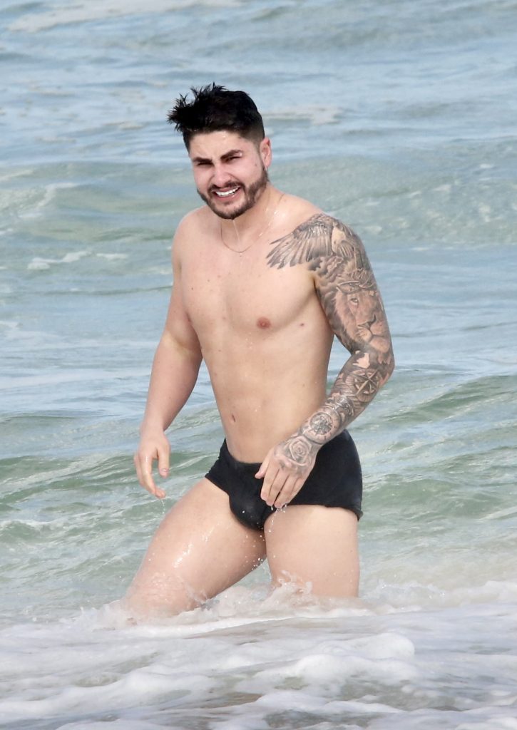 Lucas Souza na praia