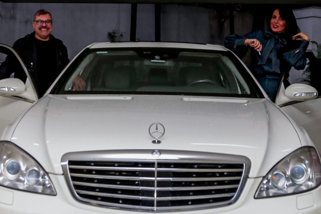 Marcello Camargo e Gardênia Cavalcante entram no carro que foi de Hebe Camargo