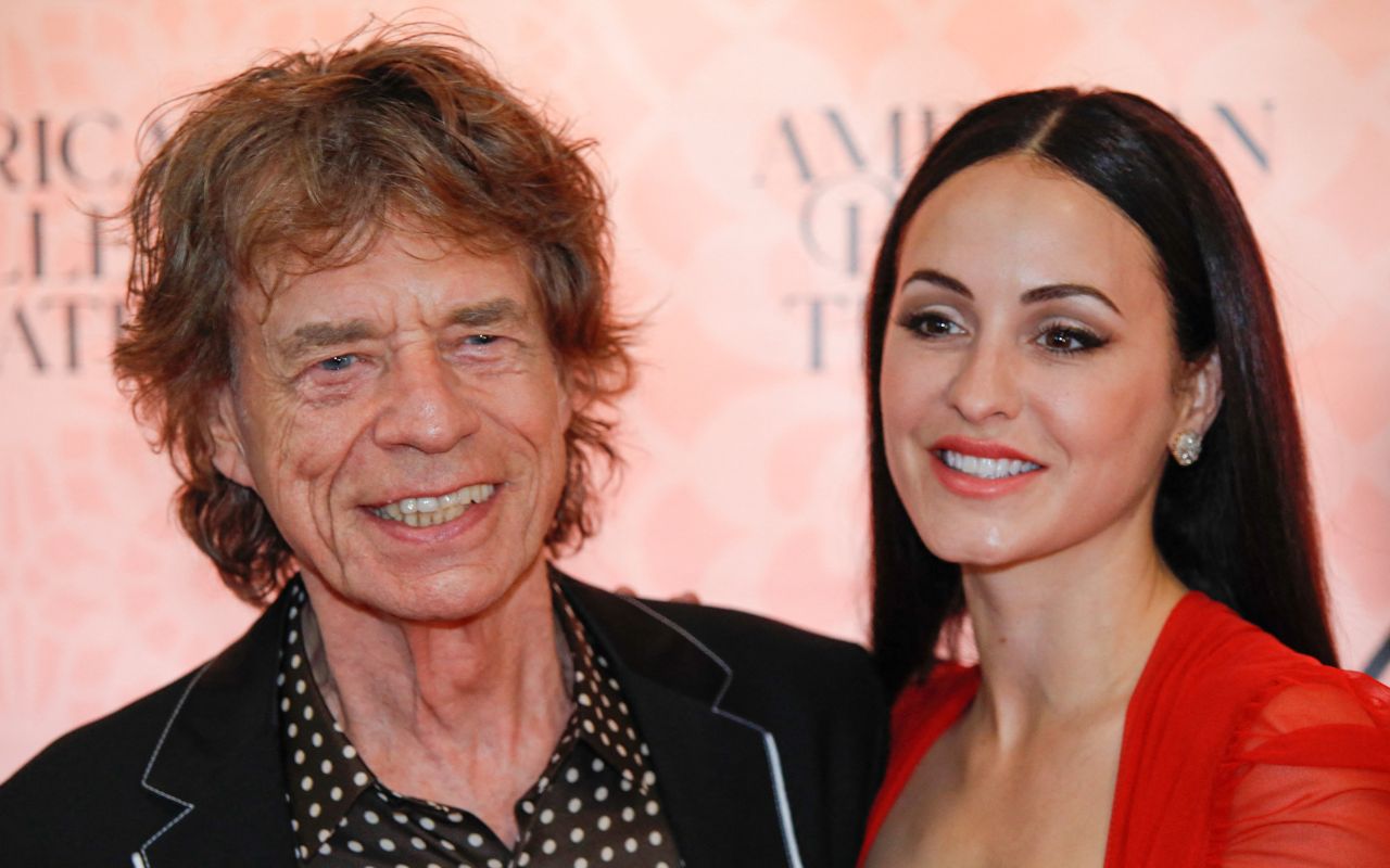 Mick Jagger dá aliança de compromisso para namorada, mas casal não pensa em