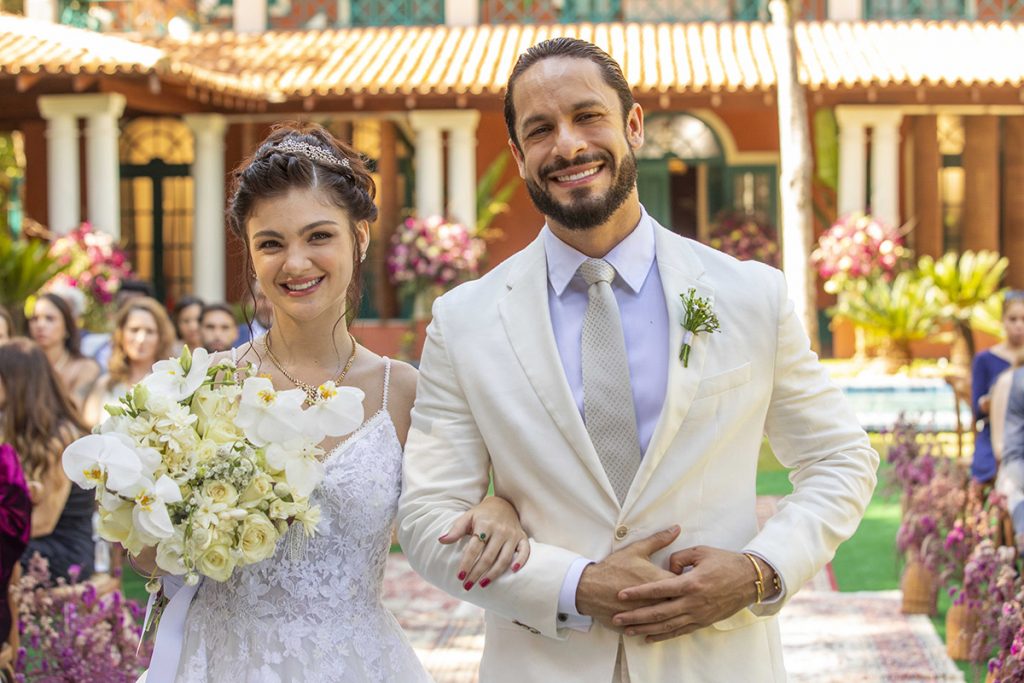 Petra (Débora Ozório) e Luigi (Rainer Cadete) sobem ao altar diante de amigos e familiares