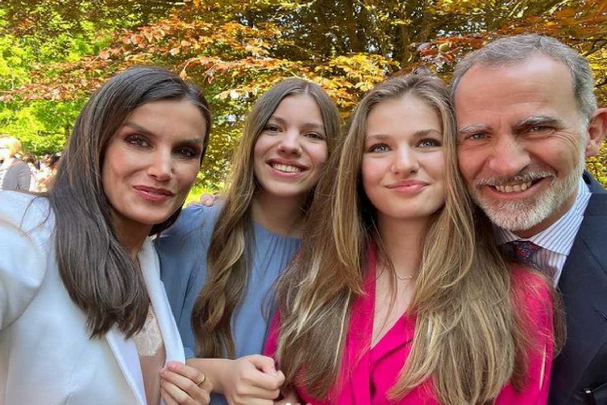 Rainha Letizia faz selfie com a família
