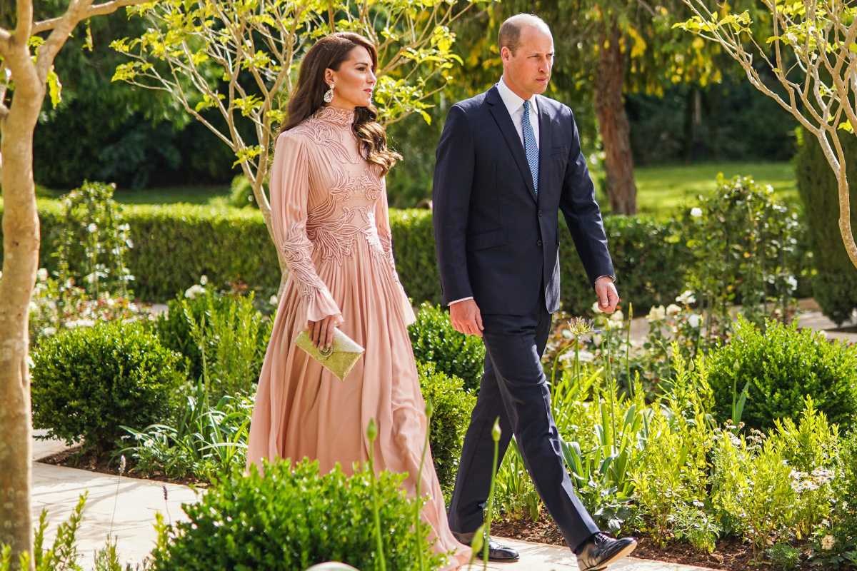 principe william e kate middleton caminhando juntos no casamento do principe da jordania