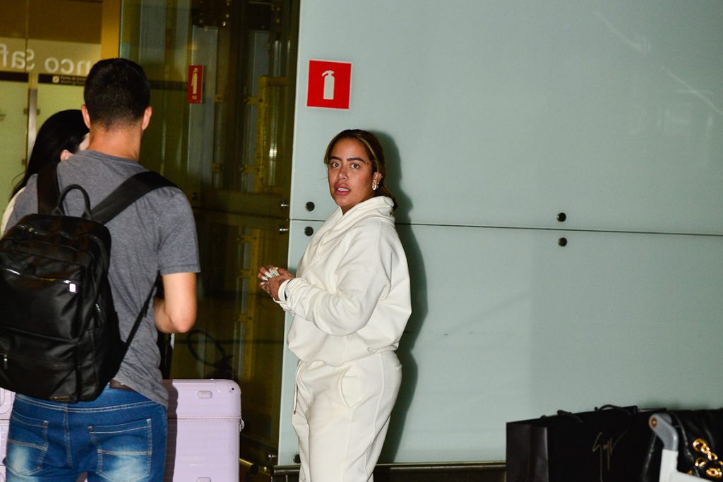 Rafaella Santos foi fotografada de cara limpa em aeroporto