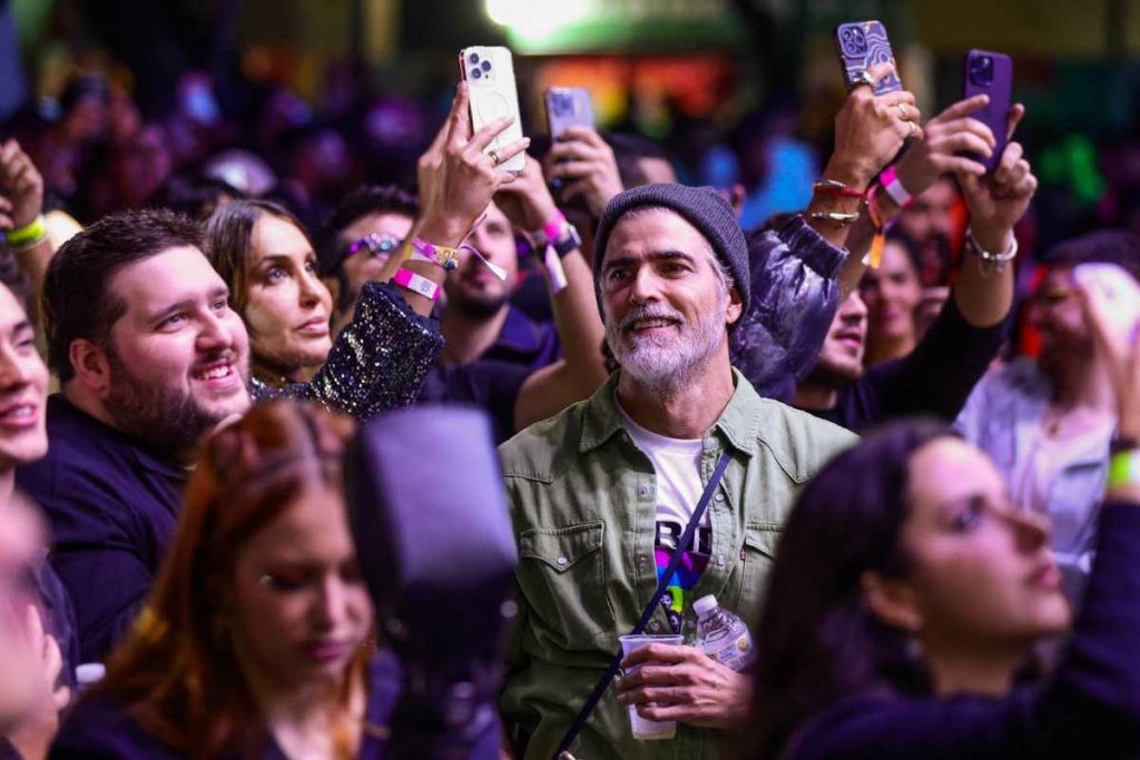 Reynaldo Gianecchini assistindo show de Marina Sena no Castro Festival