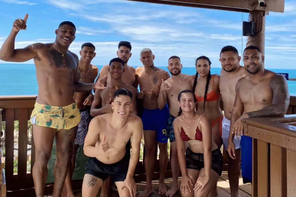 Richarlison com amigos em parque aquático