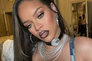 Rihanna com look jeans, para prestigiar desfile da grife Louis Vuitton