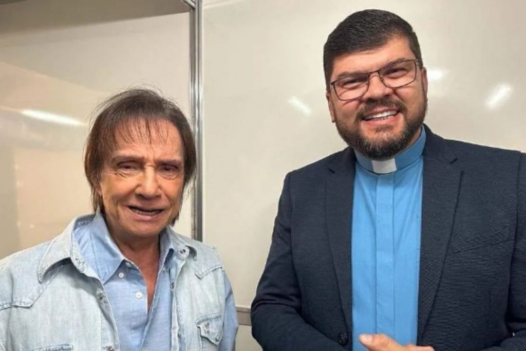 Roberto Carlos com o Padre Marco Aurélio, na Basílica do Divino Pai Eterno, em Goiânia