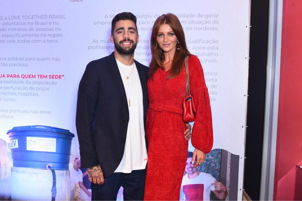 Pedro Scooby e Cintia Dicker em evento da ONG "Love Together Brasil"