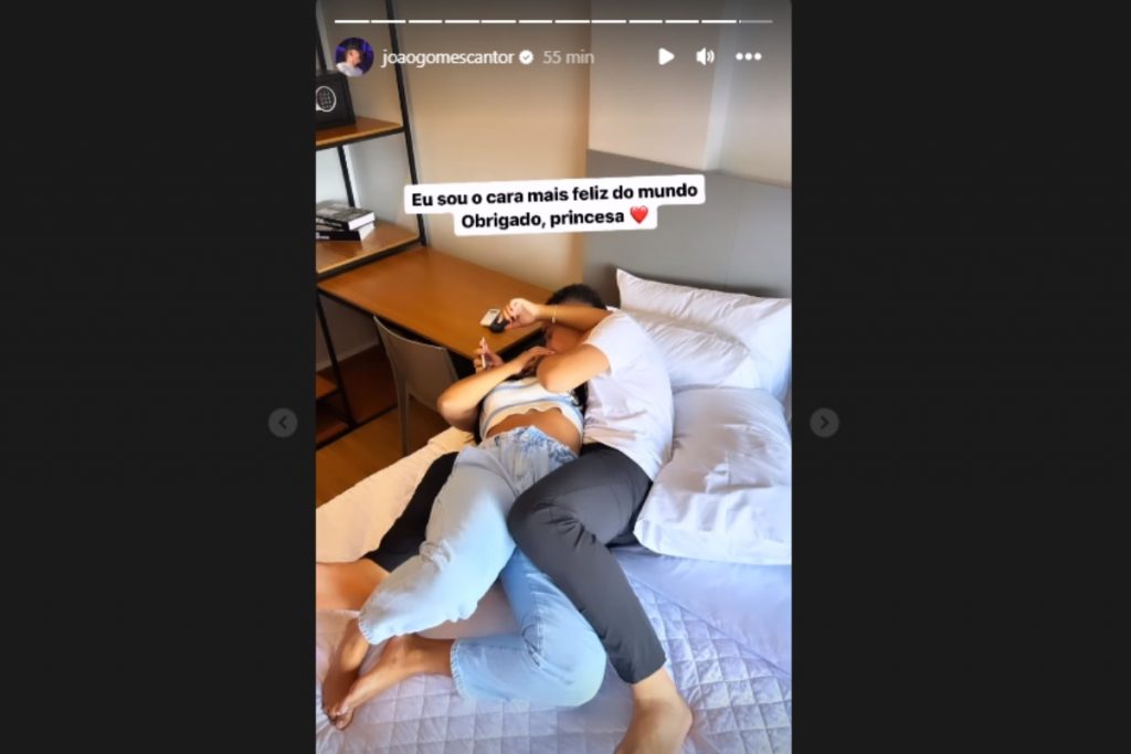 Stories de João Gomes comemorando a paternidade no Instagram