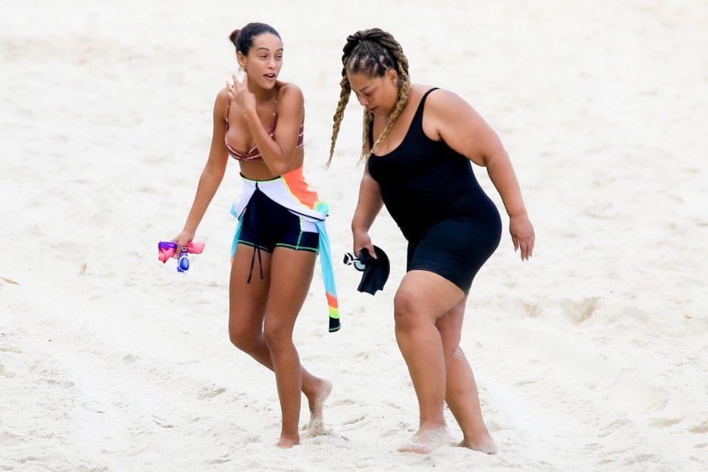 Taís Araújo e amiga na praia de Ipanema