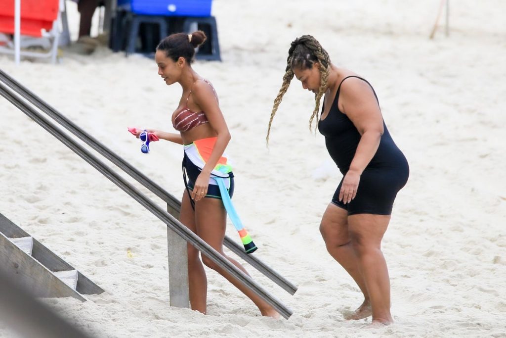 Taís Araújo e amiga na praia de Ipanema