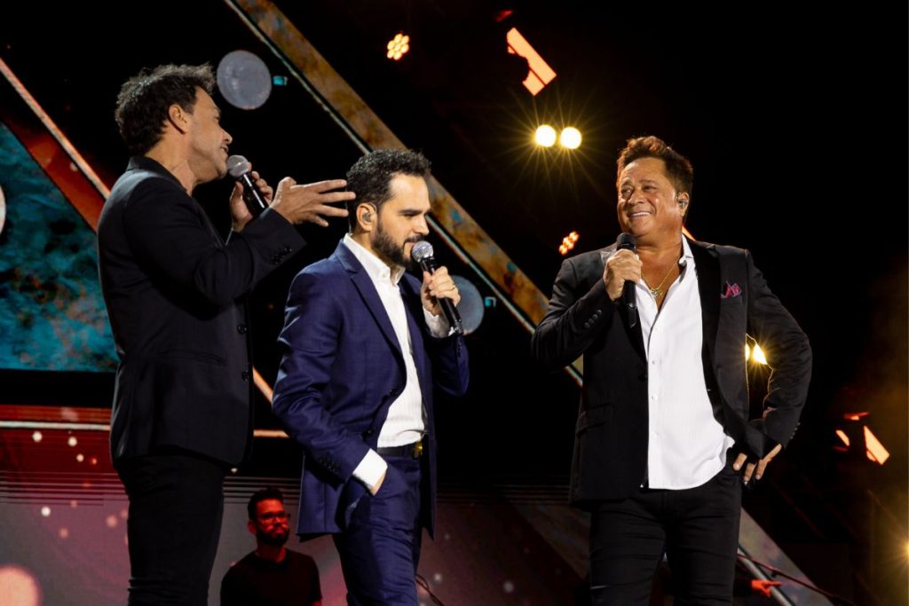 Luciano e Leonardo no palco da turnê AMIGOS 2023