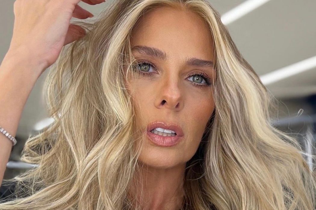 Adriane Galisteu posa completamente nua