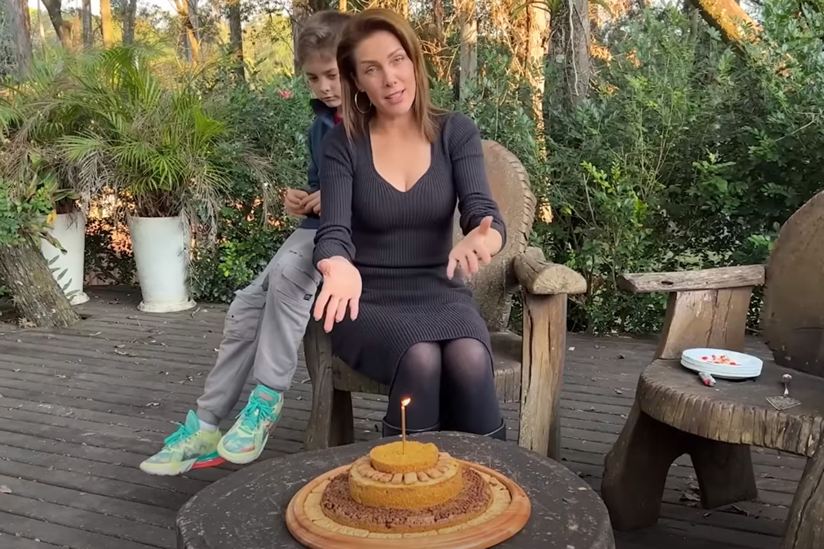 Ana Hickmann fez bolo para comemorar dois anos de pets