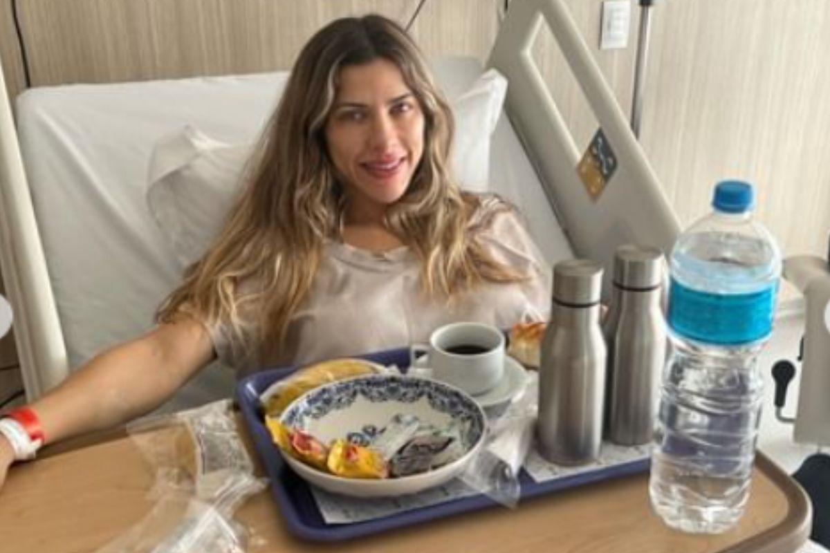 Ana Paula Minerato toma café da manhã na cama de hospital