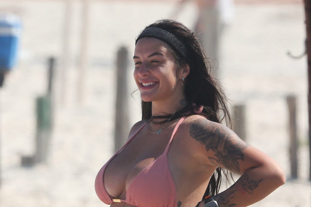 Bárbara Labres esbanjou sorrisos em dia de praia