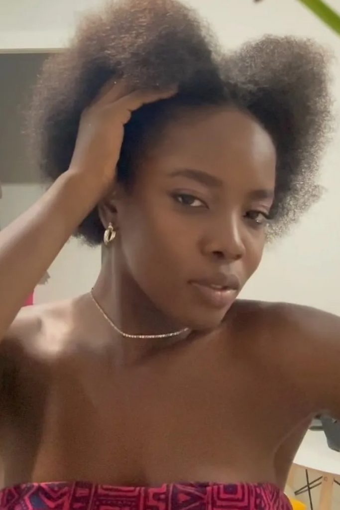 Clara Moneke sem tranças, com o cabelo natural  