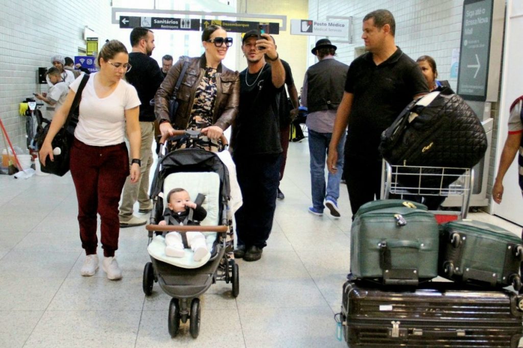 Claudia Raia com Luca em aeroporto