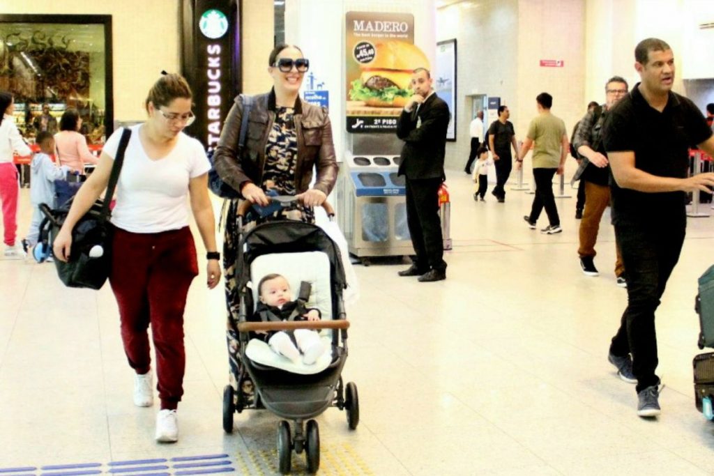 Claudia Raia com Luca em aeroporto