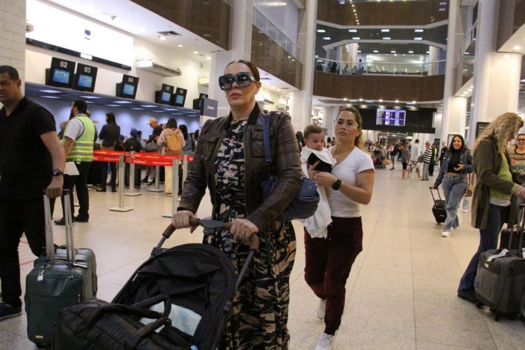 Claudia Raia com Luca em aeroporto