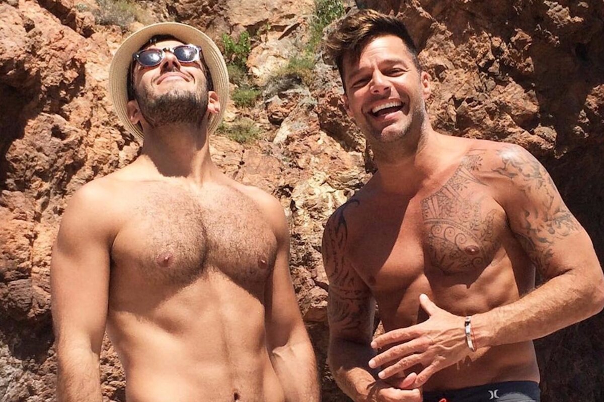 Ricky Martin e Jwan Yousef sem camisa e sorrindo
